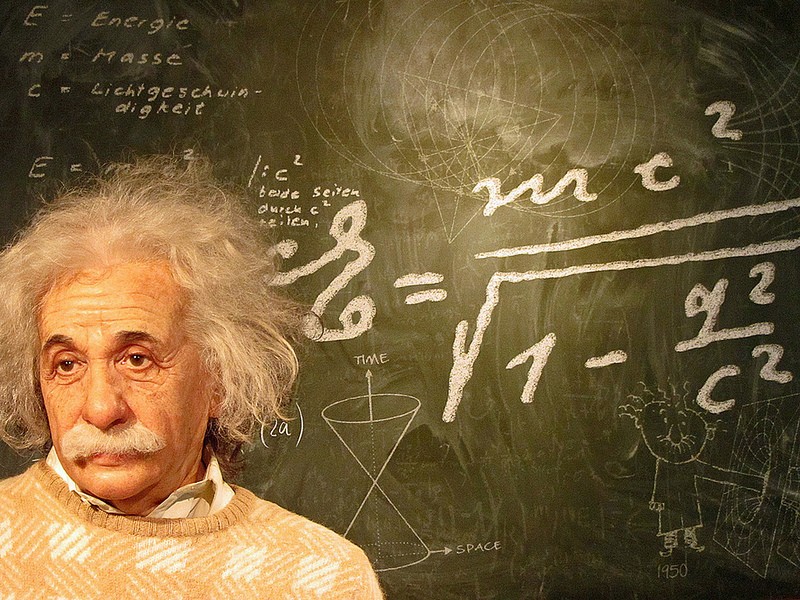 Умный и способный человек. Математические гении. Эйнштейн на фоне доски.